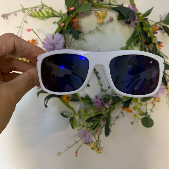 Eddie Bauer Sunglasses in blue lenses - Picture 11 of 13